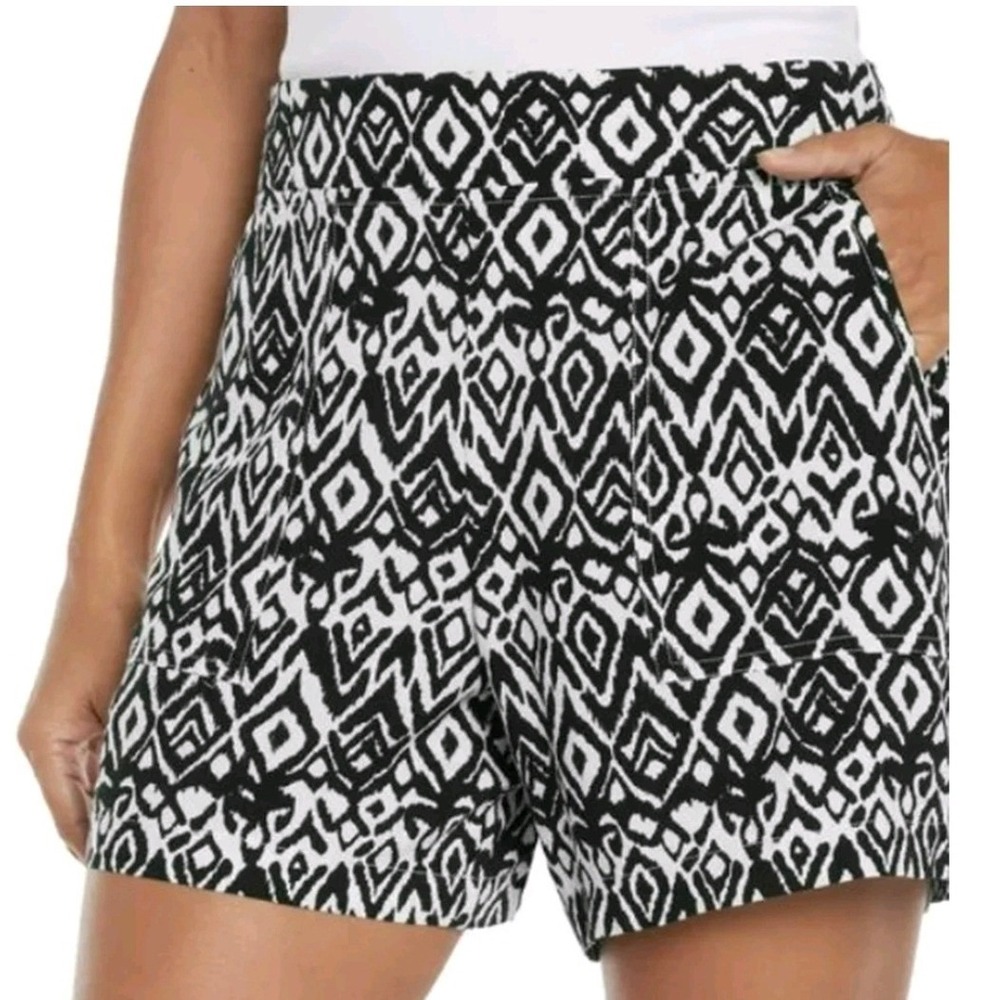 WildFox Black White Geometric Ikat Print Rayon Pull On Smocked Shorts 5 Inseam